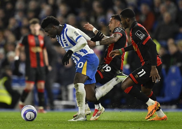 Soccer Football - Premier League - Brighton & Hove Albion v AFC Bournemouth - The American Express Community Stadium, Brighton, Britain - February 25, 2025 Brighton & Hove Albion's Carlos Baleba in action with AFC Bournemouth's Justin Kluivert and Dango Ouattara REUTERS/Tony O Brien