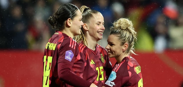 Drei Joker, drei Treffer: Deutschlands Vivien Endemann (Mitte) bejubelt ihr Tor zum 4:1 mit Giovanna Hoffmann (links) und Linda Dallmann