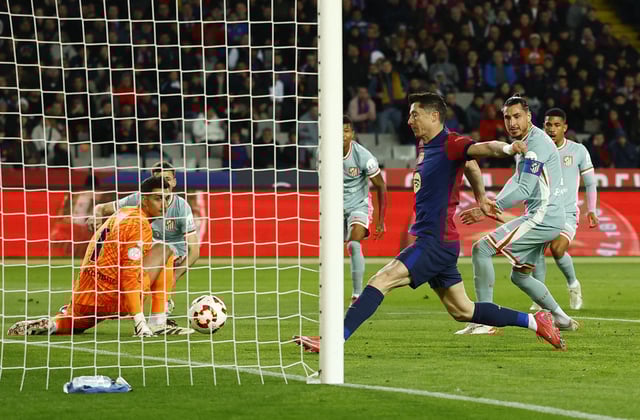 Soccer Football - Copa del Rey - Semi Final - First Leg - FC Barcelona v Atletico Madrid - Estadi Olimpic Lluis Companys, Barcelona, Spain - February 25, 2025 FC Barcelona's Robert Lewandowski scores their fourth goal REUTERS/Albert Gea