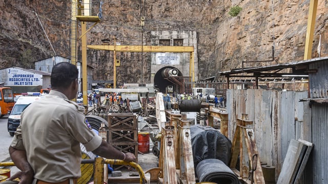 According to Telangana minister Uttam Kumar Reddy, the heavy flow of slit and water in the tunnel can put the lives of rescuers at risk. 