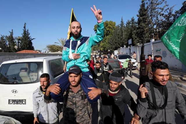 Tarek Rabie Safi, un prisonnier palestinien, est accueilli après par les seins avoir été libéré dans le cadre d’un échange otages contre prisonniers entre le Hamas et Israël, à Khan Younes, dans le sud de la bande de Gaza, le 15 février 2025.