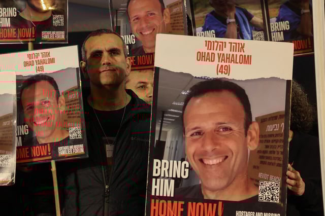 Des manifestants soulèvent des portraits d’Ohad Yahalomi lors d’une manifestation à Tel Aviv, le 3 février 2024.