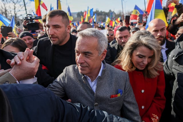 Le candidat présidentiel d’extrême droite roumain Calin Georgescu salue ses partisans à son arrivée à un rassemblement célébrant le Jour de l’Unification, à Bucarest, Roumanie, le 24 janvier 2025.