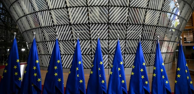 Des drapeaux de l'Union européenne à Bruxelles, le 18 décembre 2024