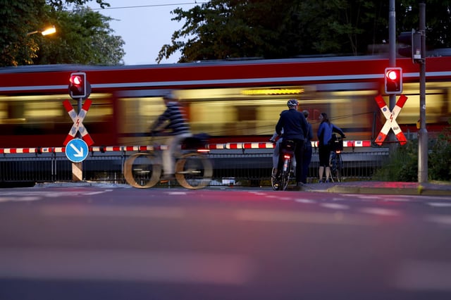 Bahnübergang mit Andreaskreuzen in Bonn