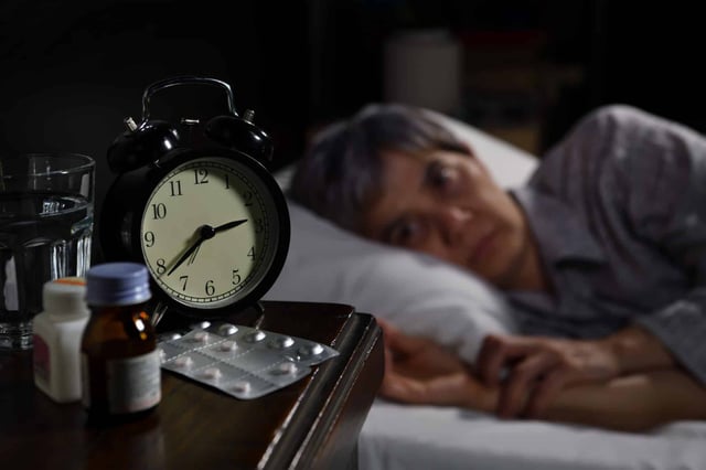 Researchers say blue light exposure in the morning may be a healthier alternative to taking sleep medications. (amenic181/Shutterstock)
