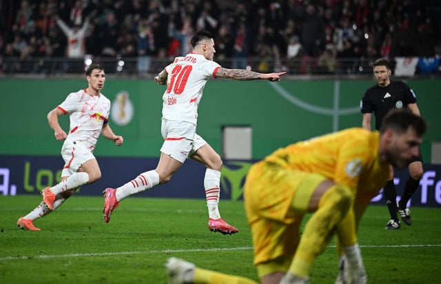 Soccer Football - DFB Cup - Quarter Final - RB Leipzig v VfL Wolfsburg - Red Bull Arena, Leipzig, Germany - February 26, 2025 RB Leipzig's Benjamin Sesko celebrates scoring their first goal REUTERS/Annegret Hilse