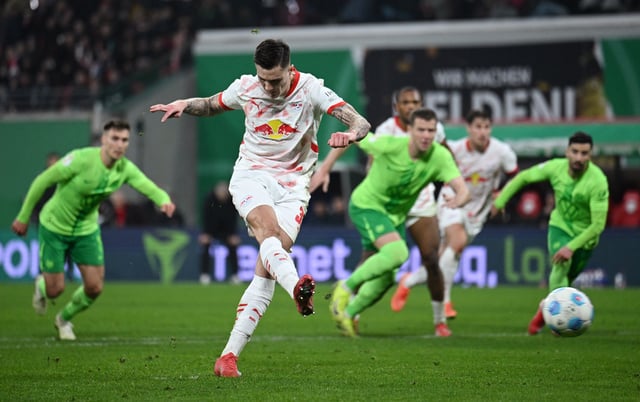 Soccer Football - DFB Cup - Quarter Final - RB Leipzig v VfL Wolfsburg - Red Bull Arena, Leipzig, Germany - February 26, 2025 RB Leipzig's Benjamin Sesko scores their first goal from the penalty spot REUTERS/Annegret Hilse