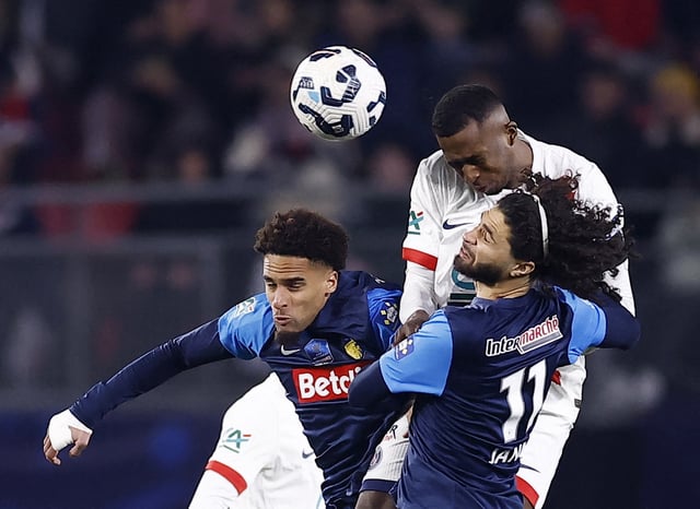 Soccer Football - Coupe de France - Quarter Final - Stade Briochin v Paris St Germain - Roazhon Park, Rennes, France - February 26, 2025 Paris St Germain's Willian Pacho in action with Stade Briochin's Stan Janno and Aimeric Gomis-Maillard REUTERS/Stephane Mahe