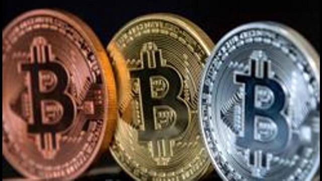A picture taken on February 6, 2018 shows a visual representation of the digital crypto-currency Bitcoin, at the Bitcoin Change shop in the Israeli city of Tel Aviv. / AFP PHOTO / JACK GUEZ (AFP)
