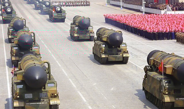 Véhicules lance-missiles lors de la parade de l'anniversaire des 105 ans de la naissance de Kim Il-sung à Pyongyang, le 15 avril 2017, Corée du Nord. (Photo by API/Gamma-Rapho via Getty Images)