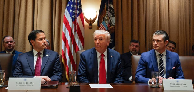 Außenminister Marco Rubio, US-Präsident Donald Trump und Verteidigungsminister Pete Hegseth (v.l.) am Mittwoch bei der ersten Kabinettssitzung nach der Wahl