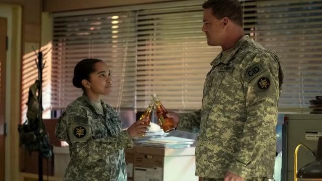 Reacher drinks beer with a fellow soldier in Season 3.