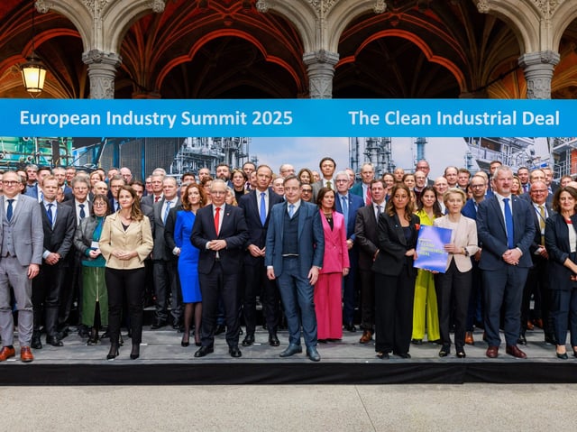 EU-Kommissionspräsidentin Ursula von der Leyen stellt den Clean Industrial Deal beim Europäischen Industriegipfel in Antwerpen vor.
