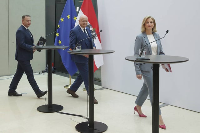Christian Stocker du Parti populaire autrichien (ÖVP), au centre, Andreas Babler des sociaux-démocrates (SPÖ), à ​​gauche, et Beate Meinl-Reisinger de NEOS, à droite, ont accepté de former un gouvernement de coalition à Vienne, le jeudi 27 février 2025.