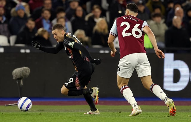 Soccer Football - Premier League - West Ham United v Leicester City - London Stadium, London, Britain - February 27, 2025 Leicester City's Jamie Vardy in action with West Ham United's Maximilian Kilman Action Images via Reuters/Andrew Couldridge