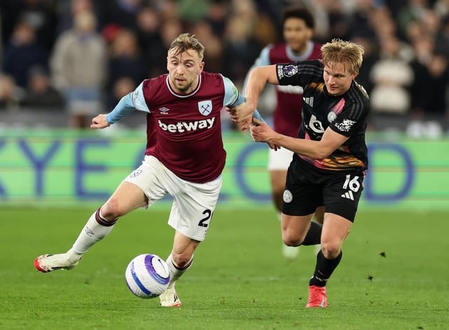 Soccer Football - Premier League - West Ham United v Leicester City - London Stadium, London, Britain - February 27, 2025 Leicester City's Victor Kristiansen in action with West Ham United's Jarrod Bowen REUTERS/Ian Walton