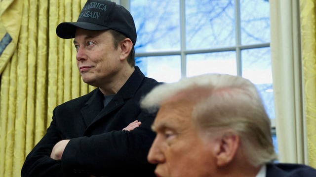 A US judge has blocked the Trump administration's plans to fire federal employees