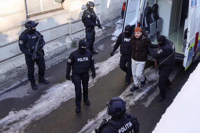 Mohamed Amra est escorté à l’intérieur de la Cour d’appel de Bucarest, à Bucarest, en Roumanie, le 23 février 2025.