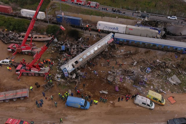 Certains rescapés s'interrogent sur l'origine de l'explosion et de l'incendie provoqués par la collision de deux trains en 2023 dans le centre du pays.