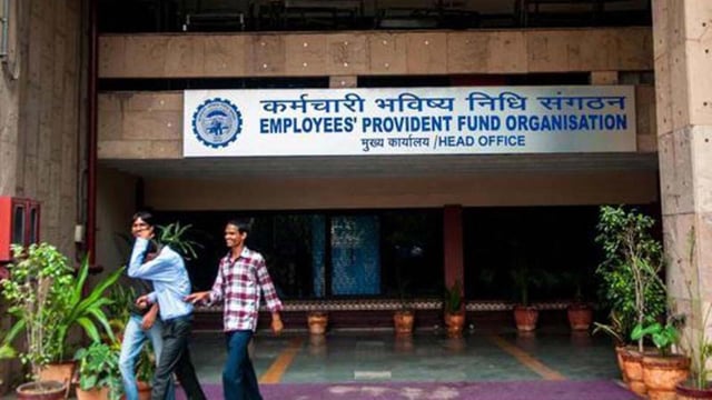 The decision not to lower interest rates is a welcome move for the EPFO’s subscribers, for whom provident fund is often the only means to save up for retirement. Yet, the existing interest rate is significantly lower than in 2015-16, when it was be 8.8% (HT Photo)