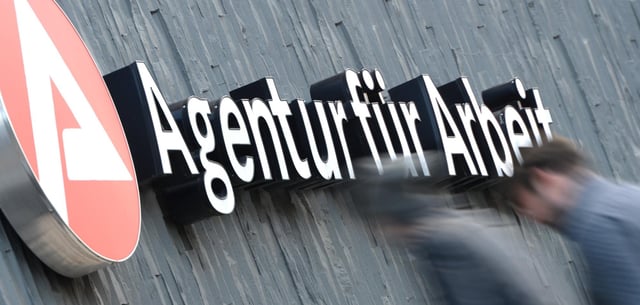 Zwei Personen vor der Agentur für Arbeit in Wiesbaden