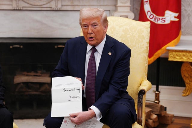 Mit Stolz präsentierte Trump den königlichen Brief
