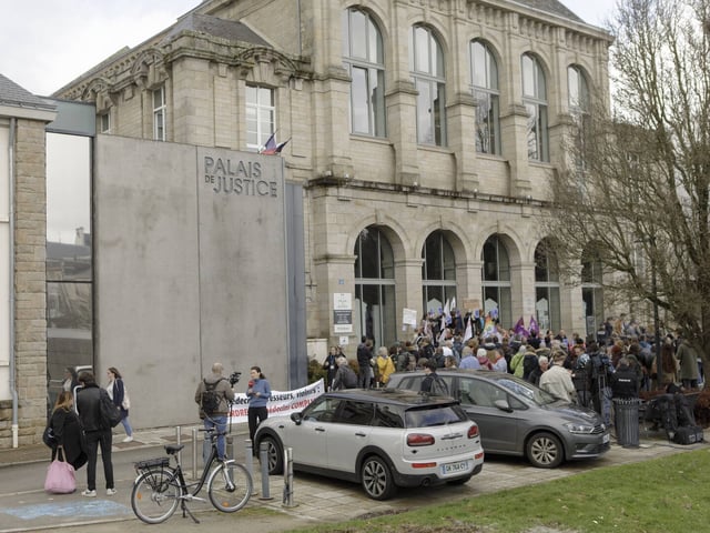Devant la cour criminelle du Morbihan, à Vannes le 24 février 2025, premier jour du procès de Joël Le Scouarnec.