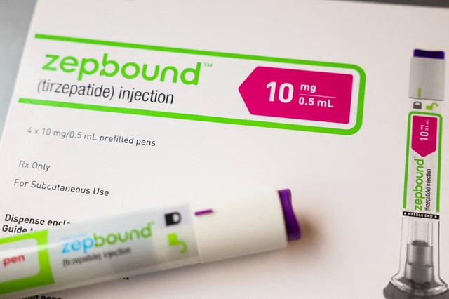 An injection pen of Zepbound, Eli Lilly?s weight loss drug, is displayed in New York City, U.S., December 11, 2023.  REUTERS/Brendan McDermid/File Photo