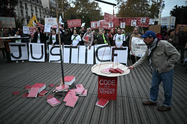 Des manifestants contre l’A69, le 25 novembre 2024.