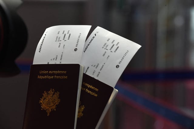 La taxe sur les billets d'avion passe à 7,40 euros contre 2,63 euros pour les vols intérieurs et vers l’Europe, et double à 15 euros pour les destinations extra-européennes.