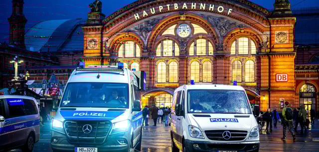 Polizei-Fahrzeuge vor dem Bremer Hauptbahnhof