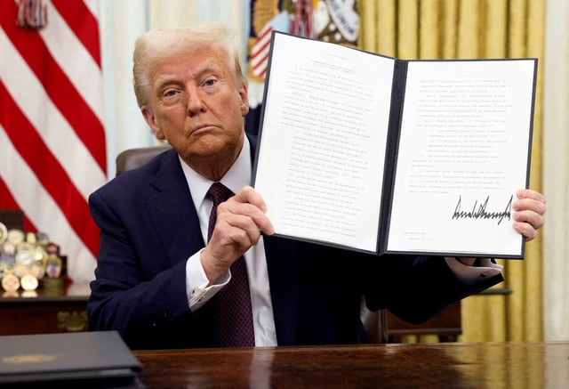 U.S. President Donald Trump holds a signed executive order on cryptocurrencies, in the Oval Office of the White House, in Washington, U.S., January 23, 2025.   REUTERS/Kevin Lamarque/File Photo