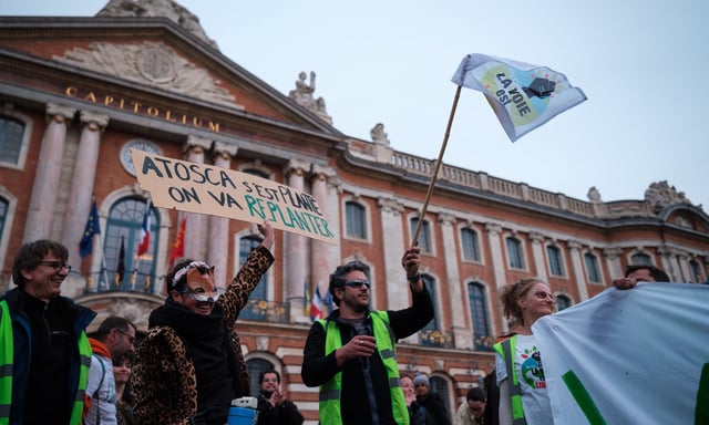 Entre 300 et 400 personnes se sont rassemblées place du Capitole à Toulouse jeudi 27 février au soir pour célébrer leur victoire face au projet de construire une autoroute entre Toulouse et Castres.