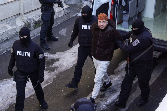 Extradition de Mohamed Amra: les images du narcotrafiquant escorté à l'aéroport de Bucarest