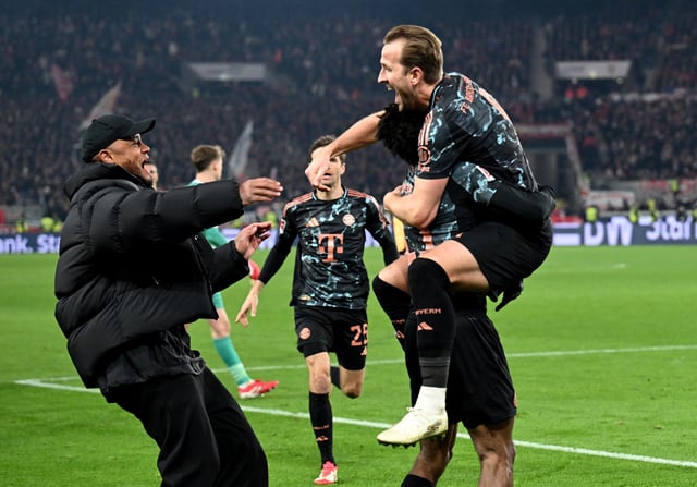 Soccer Football - Bundesliga - VfB Stuttgart v Bayern Munich - MHPArena, Stuttgart, Germany - February 28, 2025 Bayern Munich's Kingsley Coman celebrates with Harry Kane, Thomas Muller and Bayern Munich coach Vincent Kompany after scoring their third goal REUTERS/Angelika Warmuth