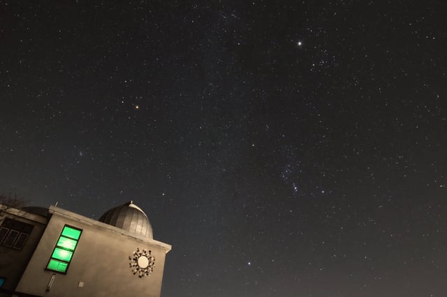 Mars (left) and Jupiter (upper right) remain bright points of light in the evening sky. Credit: Petr Hykš (Flickr, CC BY-NC 2.0)