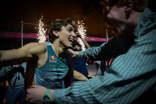 Mondo Duplantis celebrates breaking his own world record for an 11th time.