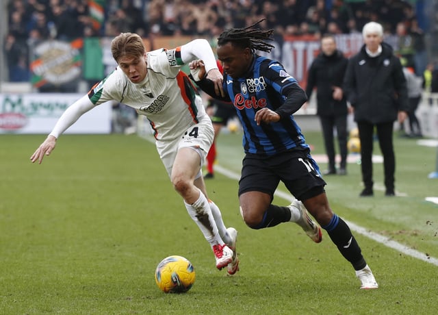 Soccer Football - Serie A - Atalanta v Venezia - Gewiss Stadium, Bergamo, Italy - March 1, 2025 Atalanta's Ademola Lookman in action with Venezia's Alessio Zerbin REUTERS/Alessandro Garofalo