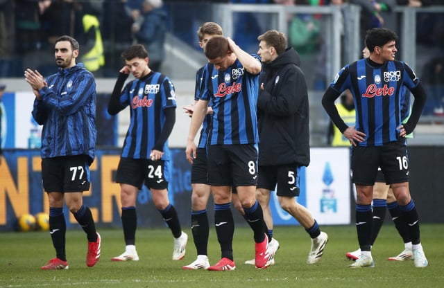 Soccer Football - Serie A - Atalanta v Venezia - Gewiss Stadium, Bergamo, Italy - March 1, 2025 Atalanta's Mario Pasalic and Raoul Bellanova look dejected while their team mates applaud fans after the match REUTERS/Alessandro Garofalo
