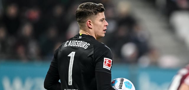 Auch er hat in der nächsten Saison zwei Sekunden mehr Zeit: Augsburgs Torwart Finn Dahmen mit dem Ball