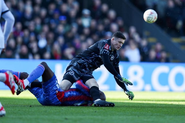 Niedergestreckt: Jean-Philippe Mateta von Crystal Palace wird von Millwall-Torwart Liam Roberts böse gefoult