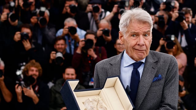 The 76th Cannes Film Festival - Photocall for the film Indiana Jones and the Dial of Destiny (Indiana Jones et le cadran de la destinee) Out of Competition - Cannes, France, May 19, 2023. Cast member Harrison Ford holds his Honorary Palme d'Or Award. REUTERS/Yara Nardi