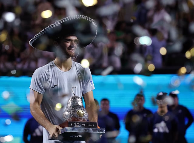 Tennis - Mexican Open - Arena GNP Seguros, Acapulco, Mexico - March 1, 2025 Czech Republic's Tomas Machac celebrates with the trophy after winning his final match against Spain's Alejandro Davidovich Fokina REUTERS/Henry Romero