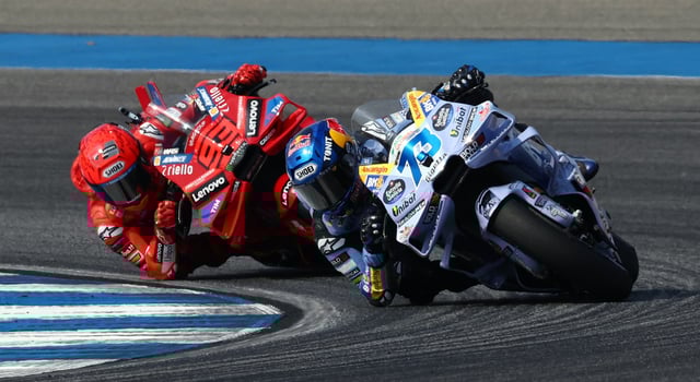 MotoGP - Thailand Grand Prix - Chang International Circuit, Buriram, Thailand - March 2, 2025 Gresini Racing MotoGP's Alex Marquez and Ducati Lenovo Team's Marc Marquez in action during the MotoGP race REUTERS/Athit Perawongmetha