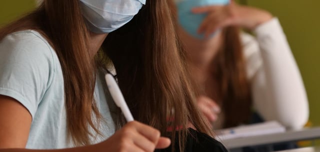Während Corona saßen Schülerinnen und Schüler teils mit Maske im Klassenraum – oder Schulen waren geschlossen