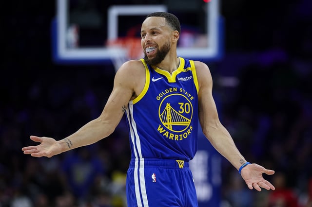 Steph Curry threw down a dunk for the first time in six years on Saturday.