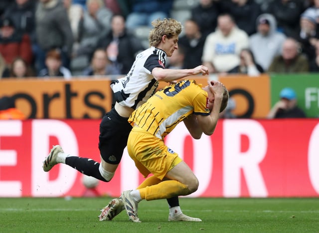 Soccer Football - FA Cup - Fifth Round - Newcastle United v Brighton & Hove Albion - St James' Park, Newcastle, Britain - March 2, 2025 Newcastle United's Anthony Gordon clashes with Brighton & Hove Albion's Jan Paul van Hecke and is later sent off REUTERS/Scott Heppell
