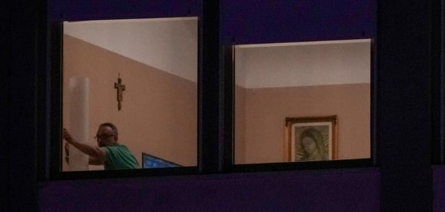 Ein Mann schließt ein Fenster im Papst-Zimmer des Gemelli-Krankenhauses in Rom