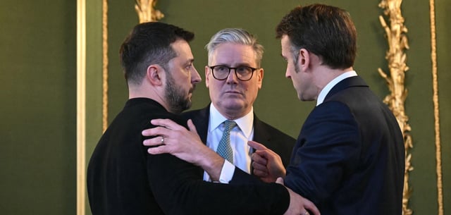 Der ukrainische Präsident Wolodymyr Selenskyj (l.), der britische Premier Keir Starmer (M.) und Frankreichs Präsident Emmanuel Macron